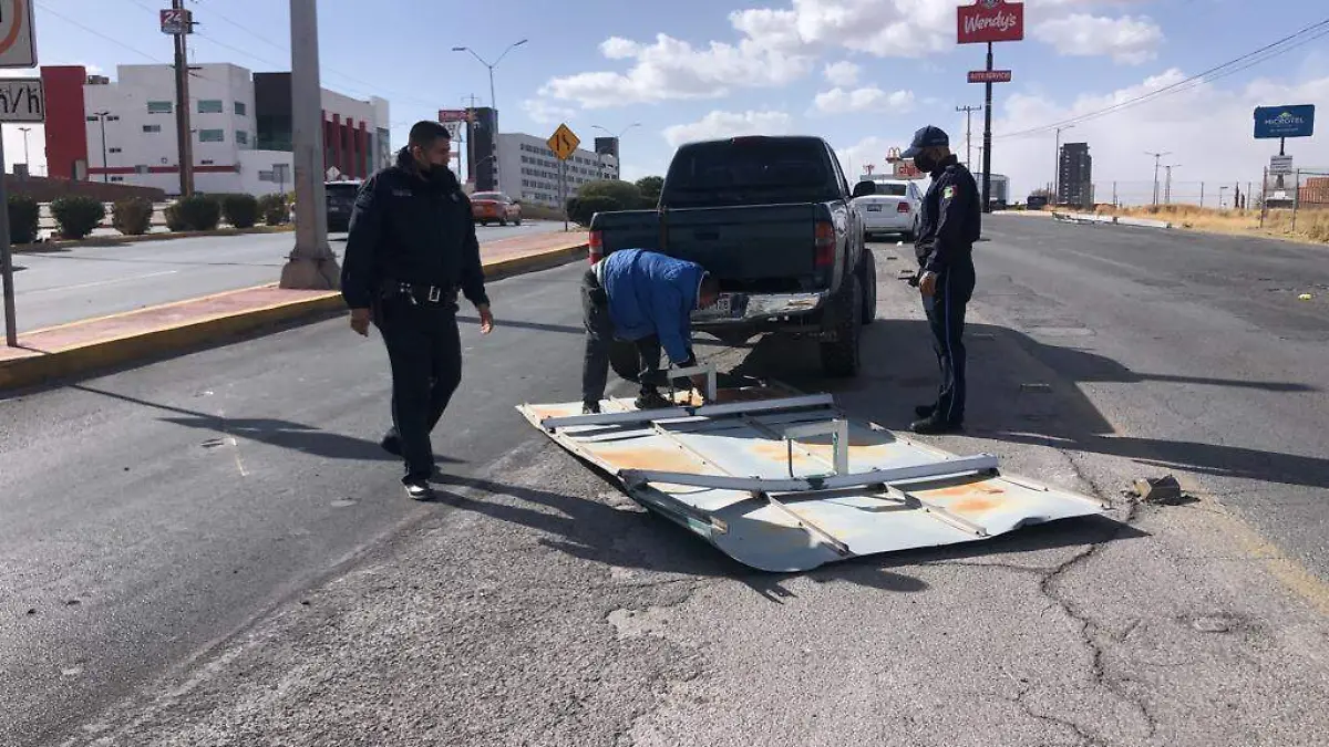 Aire tira señalamiento en el periférico de la juventud